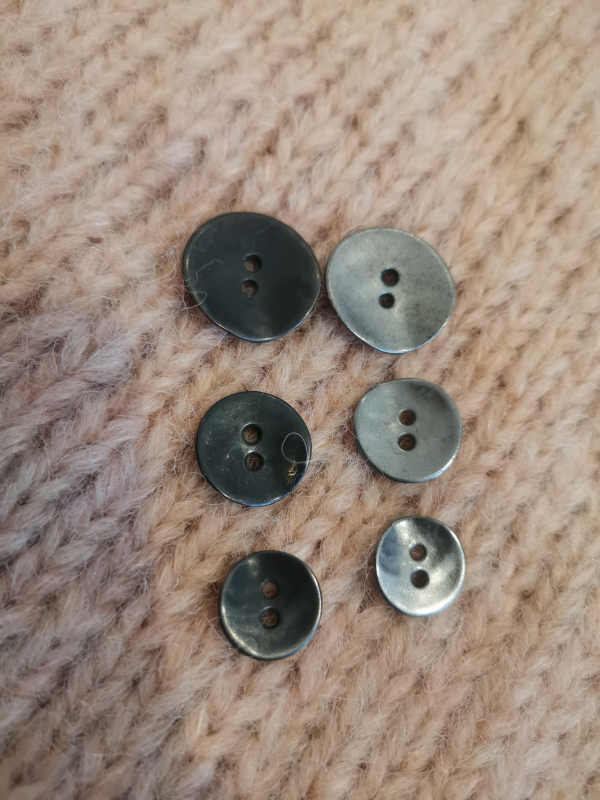 Se 2 huls buet metal knappe - flere størrelser, 15 mm Grå hos Kukuk.dk