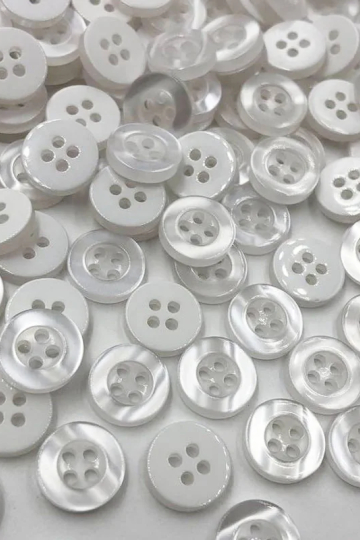 Hvid plastikknap med 4 huller, 11 mm