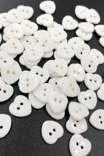 Hvid hjerte plastikknap med 2 huller, 12 mm