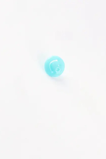 Lyseblå smily face plastikknap med, 15 mm