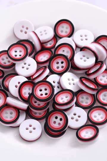 Rød/hvid plastikknap med 4 huller, 12 mm