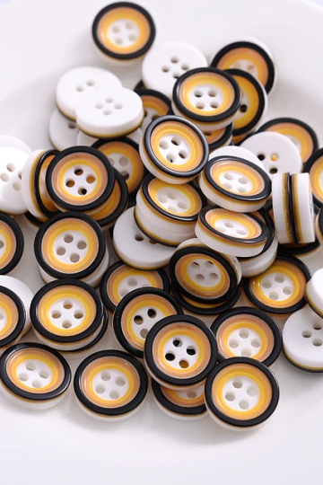 Gul/hvid plastikknap med 4 huller, 12 mm