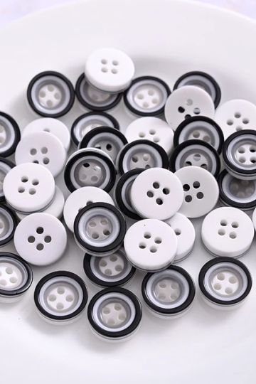 Grå/hvid plastikknap med 4 huller, 12 mm