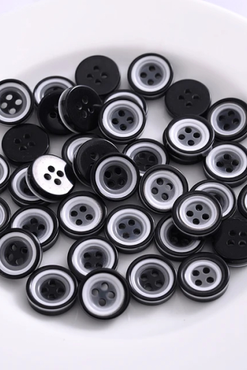 Sort/hvid plastikknap med 4 huller, 12 mm