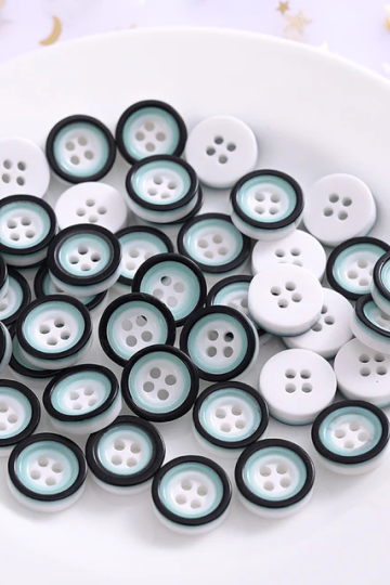 Lyseblå/hvid plastikknap med 4 huller, 12 mm