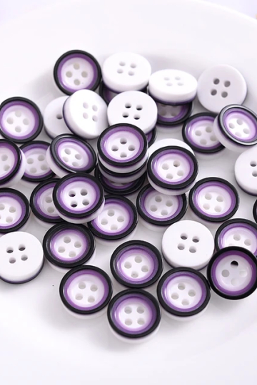 Lilla/hvid plastikknap med 4 huller, 12 mm