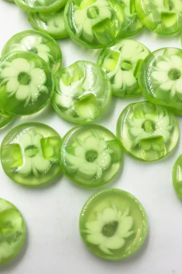 Grøn med blomst plastikknap, 14 mm