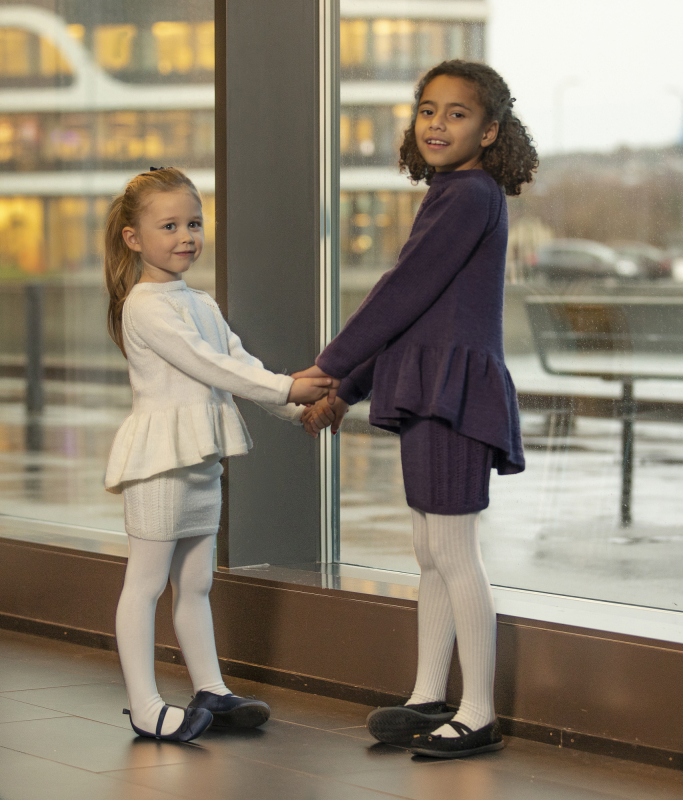 Appel genser og nederdel - Viking Design 1903-2H Kit - 2 - 12 år - Viking Frøya, fra Viking